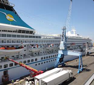 Schiff Artania im Hafen