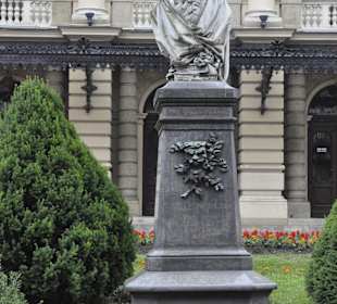 Pomnik przed Teatrem im. Słowackiego
