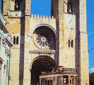 Die 28 fährt an der Kathedrale vorbei