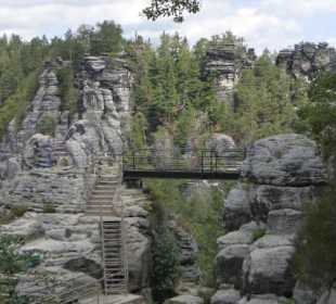 Blick zur Felsenburg Neurathen mit Freilichtmuseum