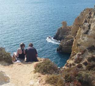 Traumhafter Blick auf die Felsküste bei Piedade