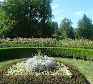 Клумбы в парке замка