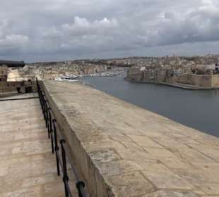Saluting Battery