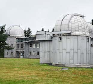Außenansicht der Gebäude der Sternwarte