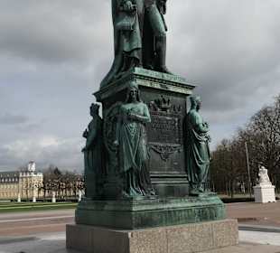 Karl-Friedrich-Denkmal vor dem Karlsruher Schloss