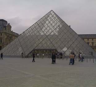 Před Louvrem