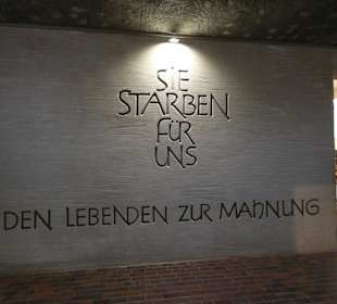 Gedenkhalle im Turmeingang