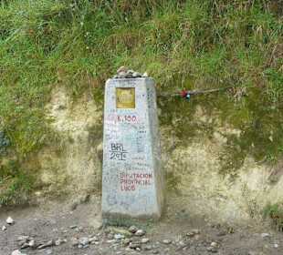 Mojón del kilómetro 100 del Camino de Santiago