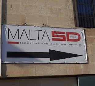 Wegweiser an der Kreuzung zum Kino