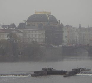 Национальный театр в дымке