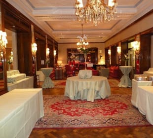Restaurant und im Hintergrund die Bar