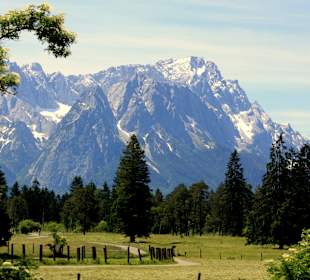 Wettersteingebirge mit Zugspitze (rechts oben)
