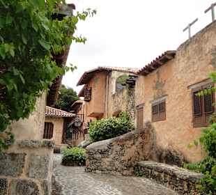 Im Küstlerdorf Altos de Chavo`n