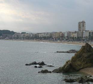 Blick von der Burg auf den Strand von Lloret