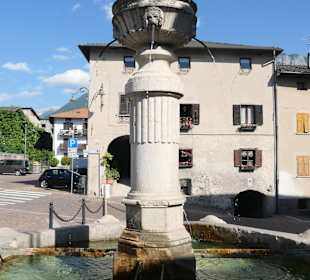 Brunnen auf der Piazza Venezia in Levico Terme
