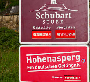 Werbung vor dem Eingangstor