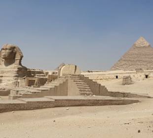 Sphinx mit Chephrem Pyramide