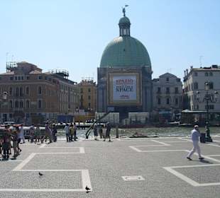 Gegenüber vom Bahnhof