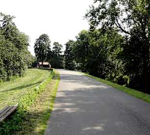 Radweg auf dem Wümmedeich durch das Blockland
