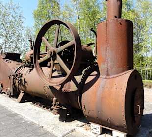Geräte zum Torfabbau im Außenbereich des Museums