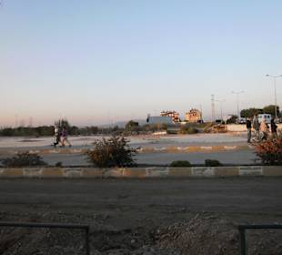 Neben Einkaufszentrum