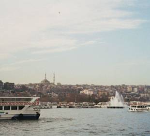 Blick vom Wasser auf Istanbul