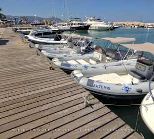Hafenbecken mit angedockten Booten