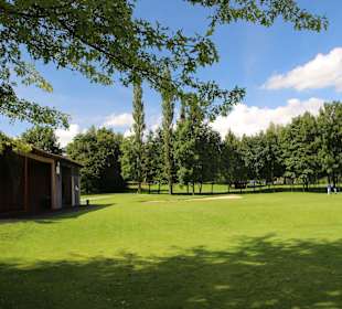 Hügeliges Gelände mit Bäumen und Bunkern