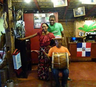 Die Tänzerin mit ihren Tanzpartnern