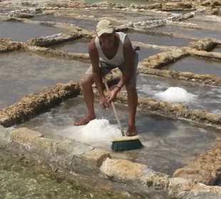 Arbeiter bei Salz zusammenfegen