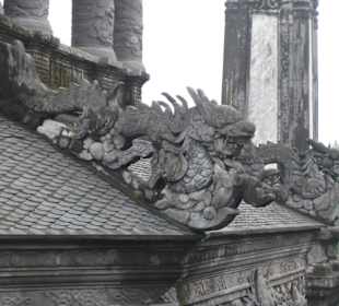 Drachen säumen das Dach des Pavillons.