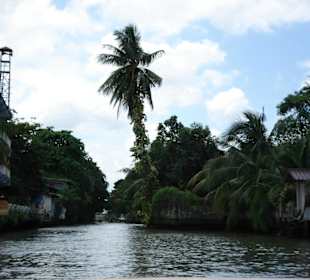 An den Einheimischen Häusern vorbei