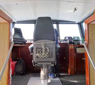 Blick aus dem Salon auf den Steuerstand