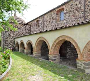 Die Säulenhalle als Ankunftsbereich der Pilger