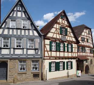 Das mittlere helle Haus ist Schillers Geburtshaus