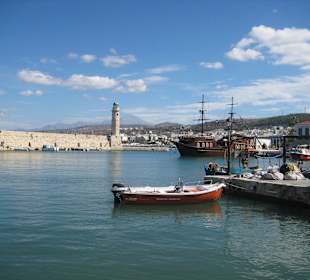 Blick von der Paraliaki Leoforos auf den Hafen