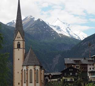 Kirche von Heiligenblut mit Großglockner hinten