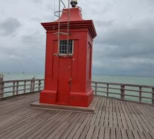 Die langen Stege ins Meer