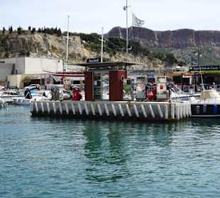Die Bunkerstation an der Hafeneinfahrt