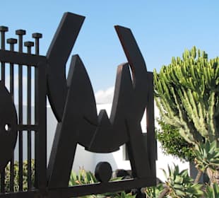 Initialen von César Manrique am Eingangstor