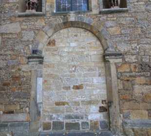 Figuren an der Außenwand