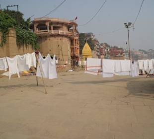 Morgendliches Wäschewaschen am Gangesghat