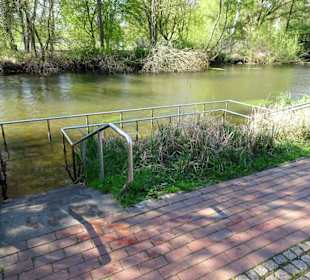 Der Kneippbereich am Ufer der Ilmenau