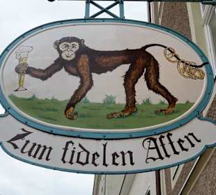 Das Wirtshausschild über dem Eingang