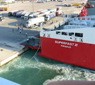 Auf dem Weg nach Kreta im Hafen von Piräus