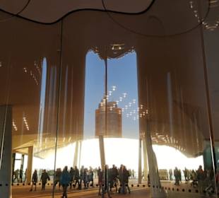 Glasfront mit Blick auf den Hafen