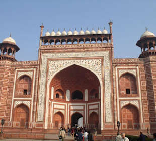 Vor dem Eingangsgebäude zum Taj Mahal