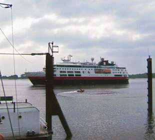 Schiff kommt, Musik erklingt