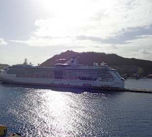 Kreuzfahrtschiffe am Pier