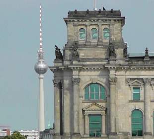Seitliche Ansicht mit Fernsehturm
